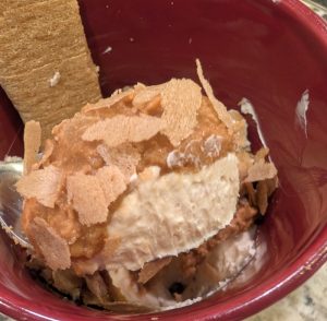 photograph of mug cheesecake made with Biscoff spread and some milk tea biscuits and Ritz crackers