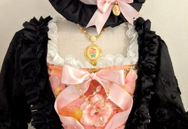 close up of my Robe a la Francaise with hat and jewelry